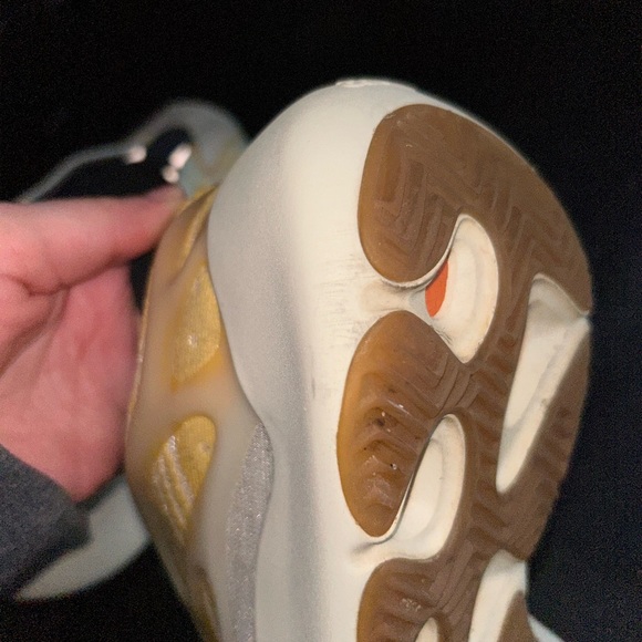 Adidas Yeezy 700 V3 - Picture 6 of 15